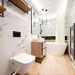 Brand New Luxury In The Heart Of דירה *