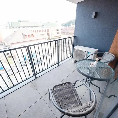 Brand New Luxury In The Heart Of Apartment *