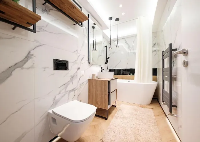 Brand New Luxury In The Heart Of Apartment *