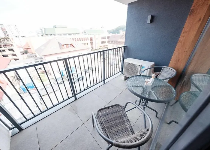 Brand New Luxury In The Heart Of Apartment *