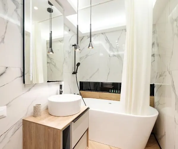 Апартаменти Brand New Luxury In The Heart Of *