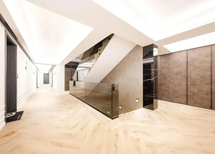 Brand New Luxury In The Heart Of Apartment *